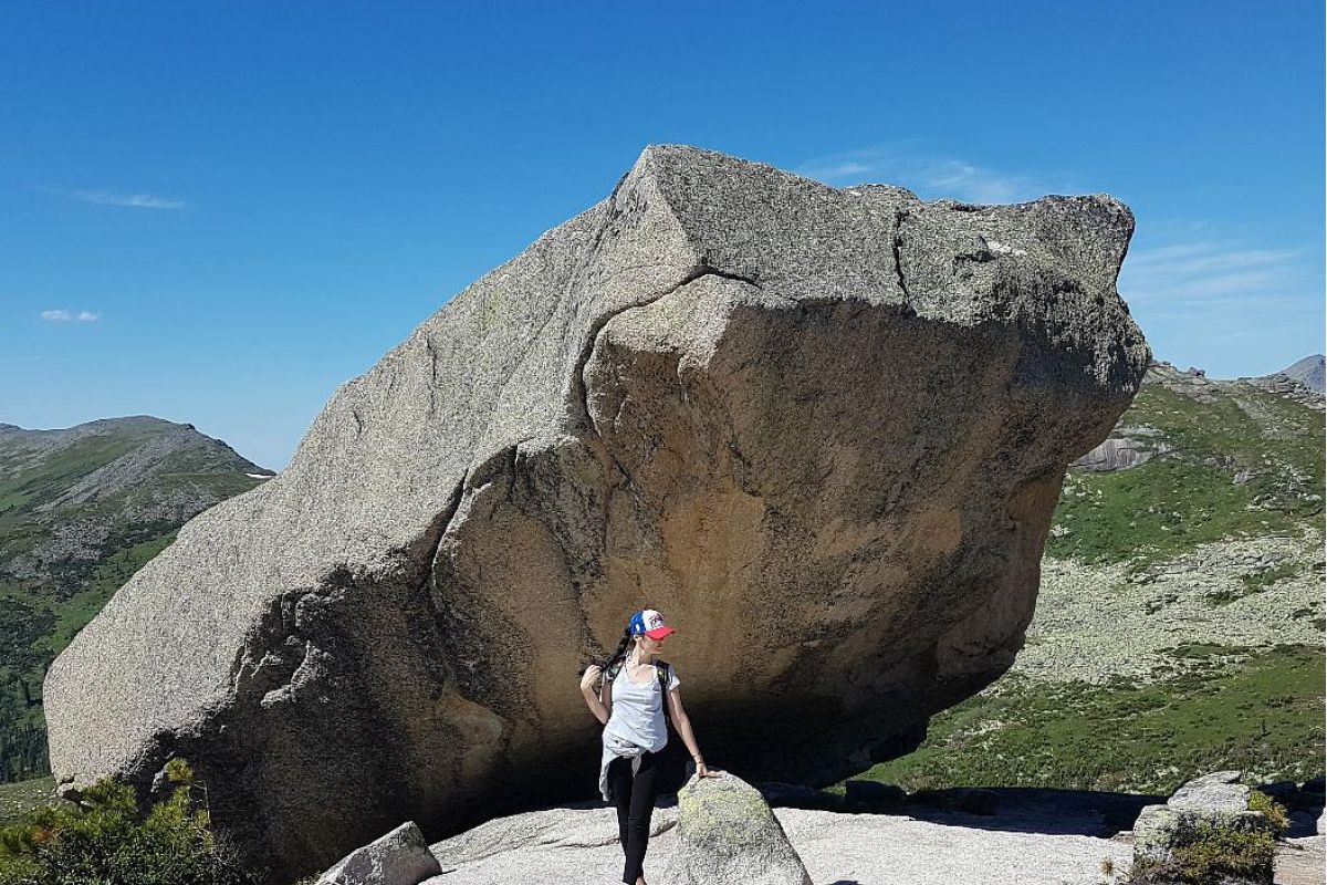 Висячий камень в парке "Ергаки"