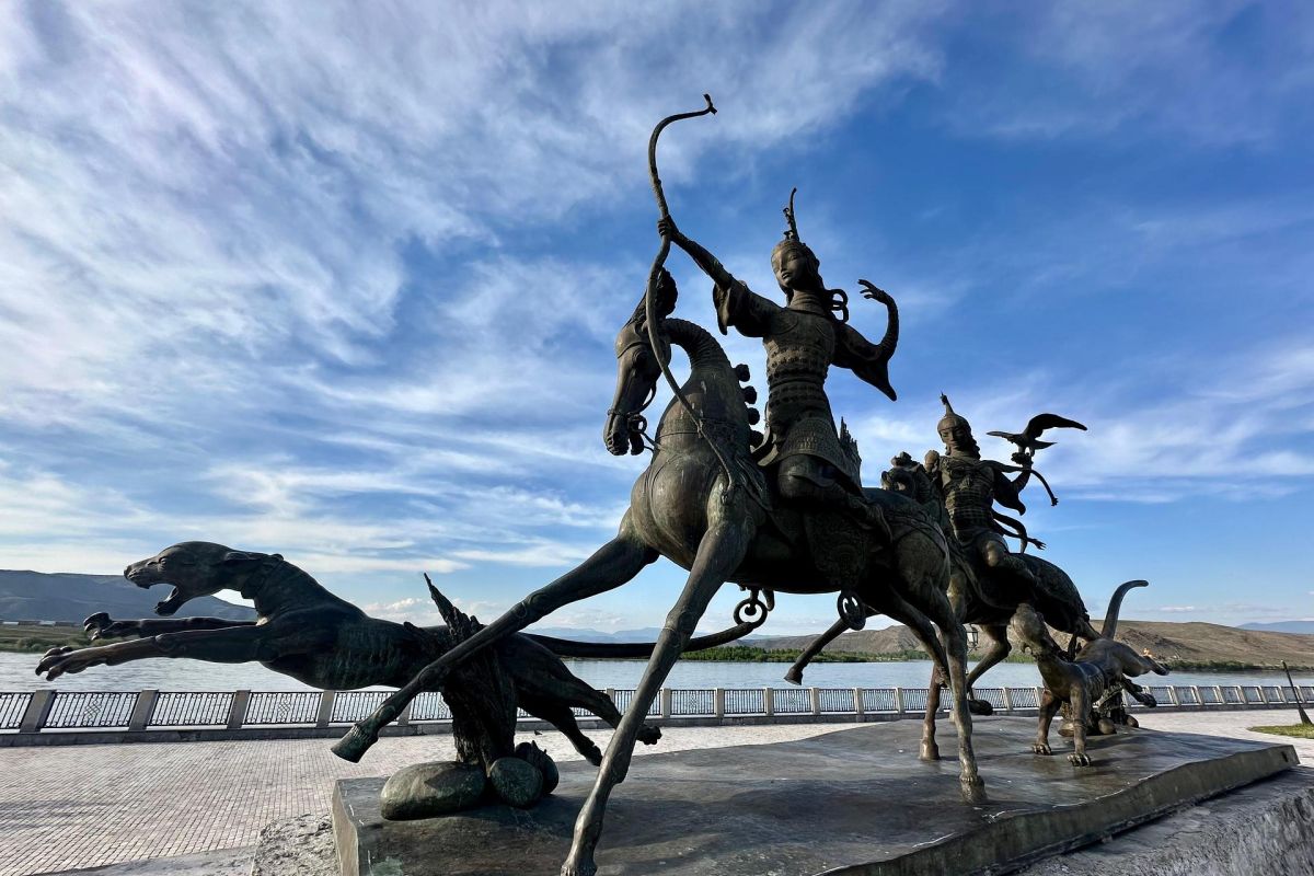 Скульптура "Царская охота" на набережной Енисея