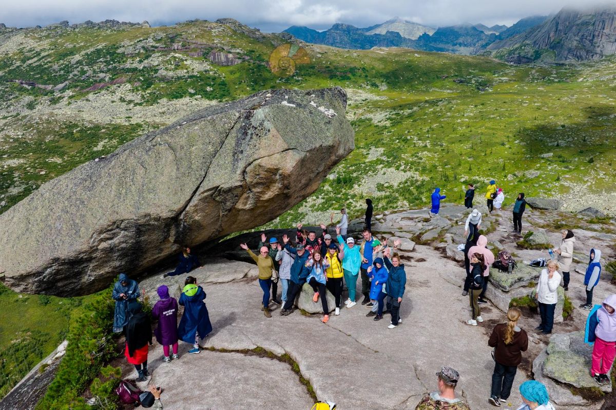 Висячий камень в парке "Ергаки"