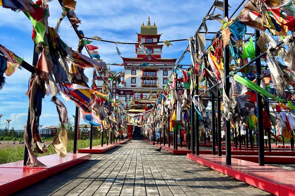 на территории монастыря "Тубтен Шедруб Линг"