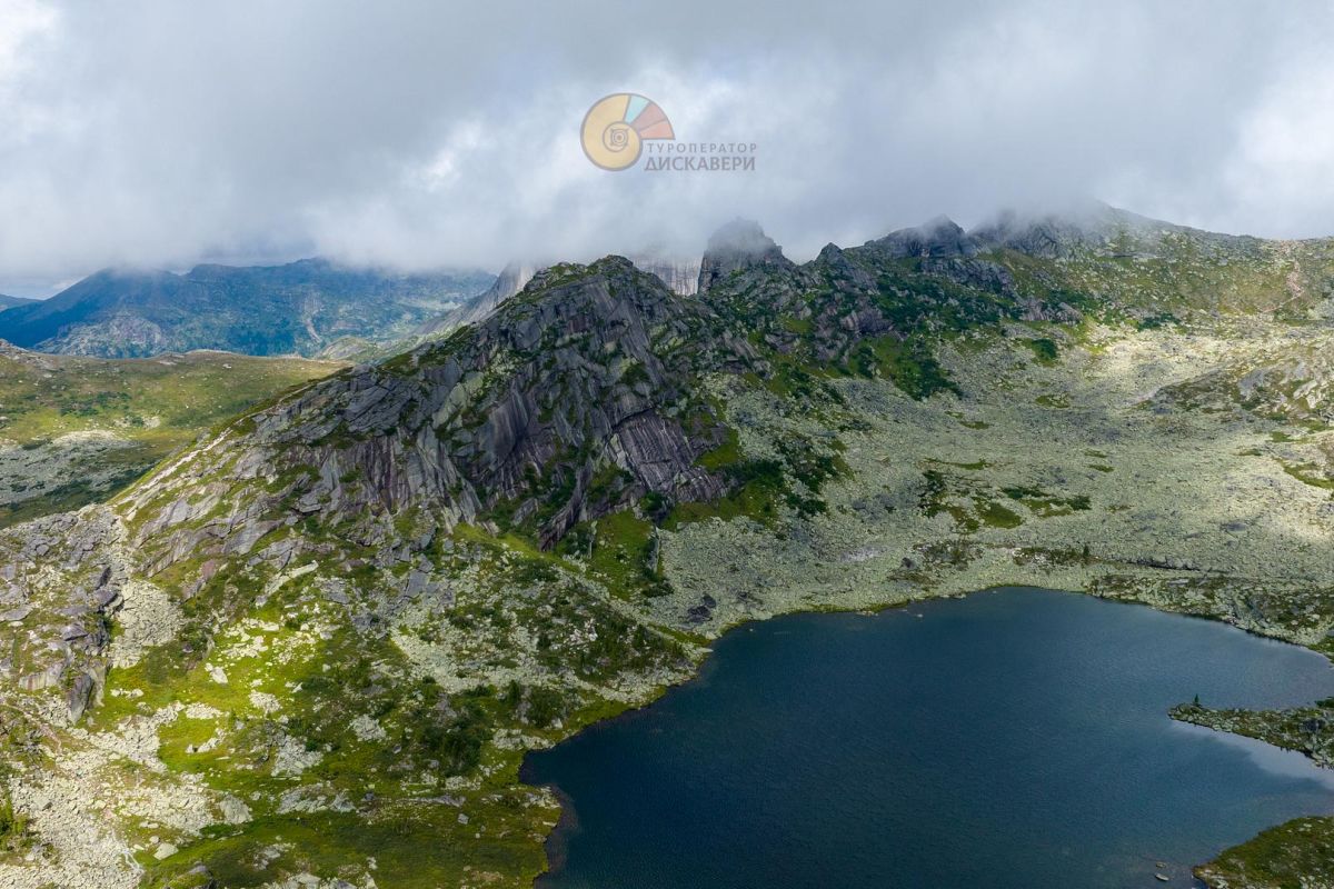 Висячий камень в парке "Ергаки"