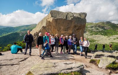 Висячий камень в парке "Ергаки"