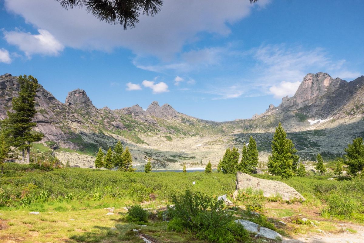 Тур выходного дня в природный парк «Ергаки»: посещение Висячего камня и Каменного города, без рюкзаков