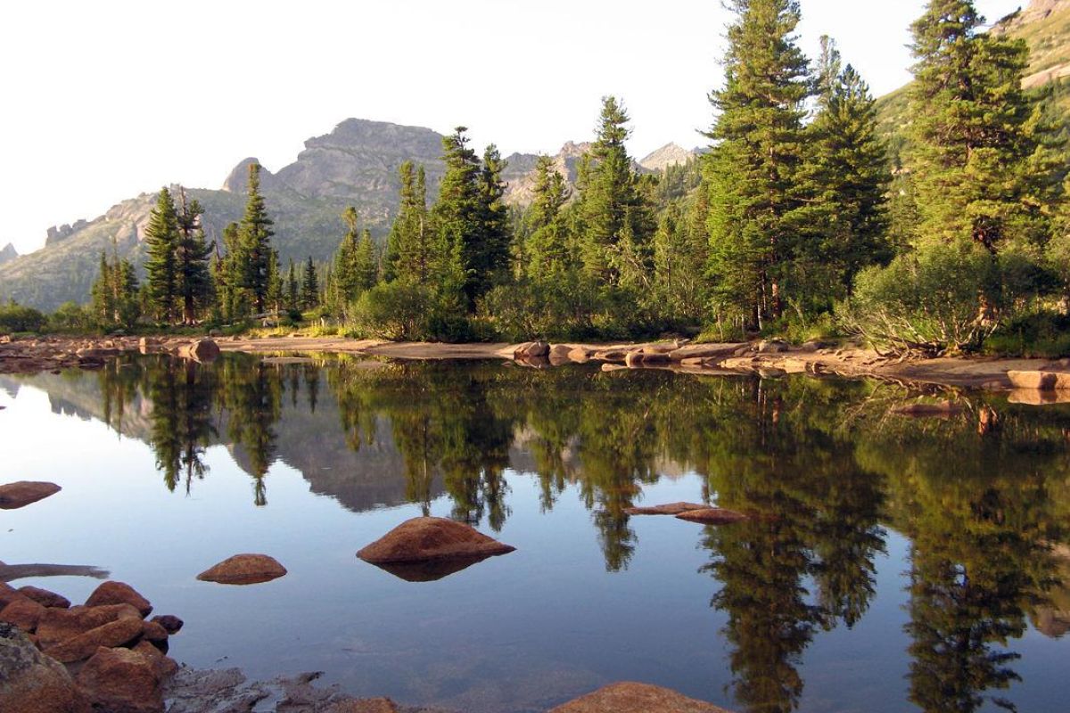 Тур выходного дня в природный парк «Ергаки»: посещение Висячего камня и Каменного города, без рюкзаков