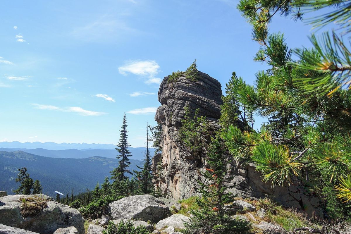 Тур выходного дня в природный парк «Ергаки»: посещение Висячего камня и Каменного города, без рюкзаков