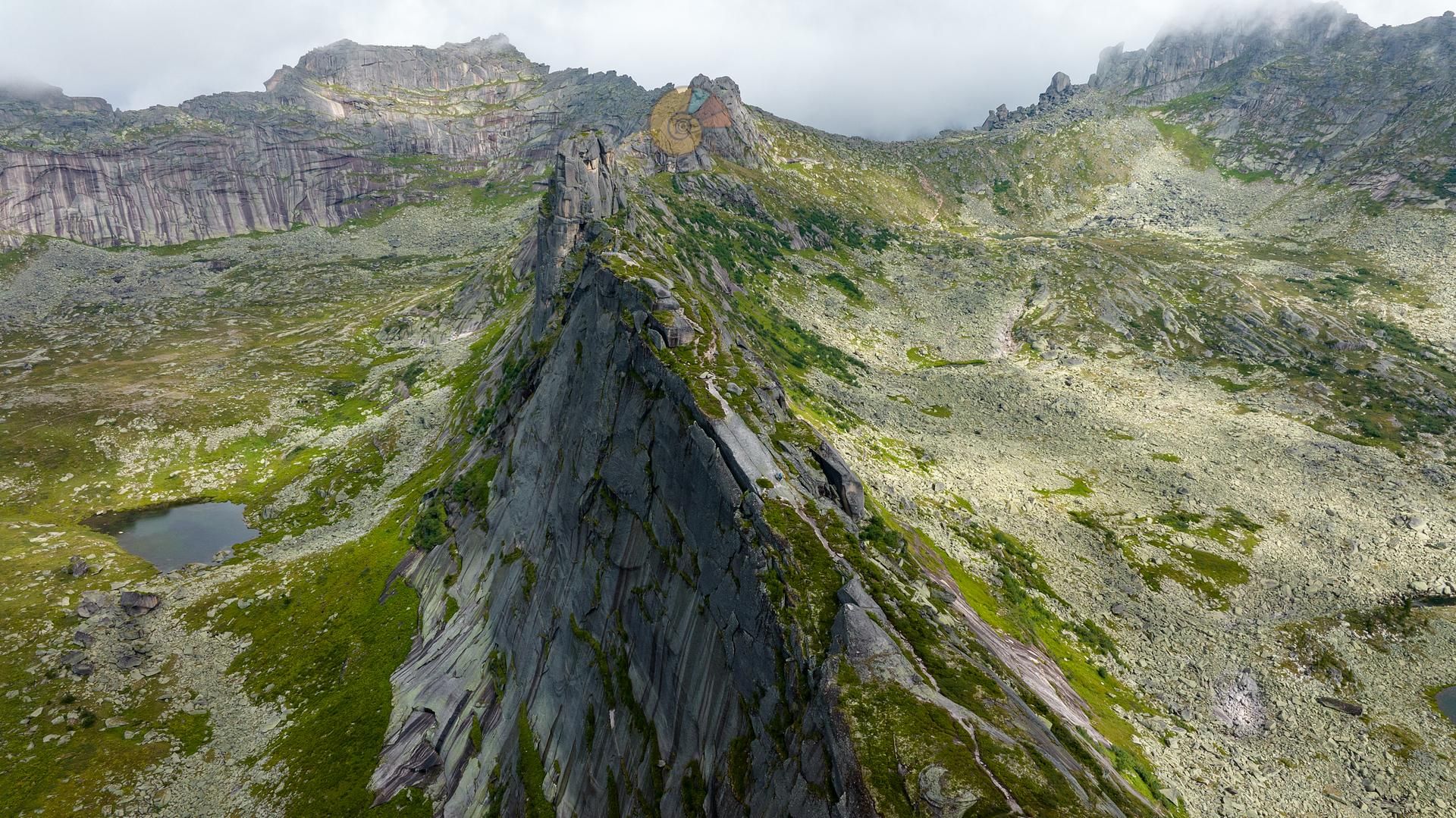 Висячий камень в парке "Ергаки"